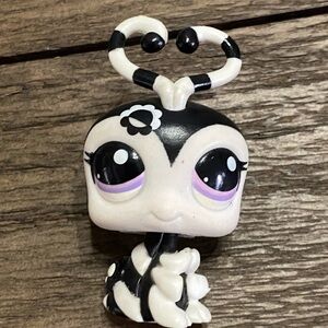 Littlest Pet Shop (LPS) Firefly #2607 Black White Collectible Hexagon Bottom